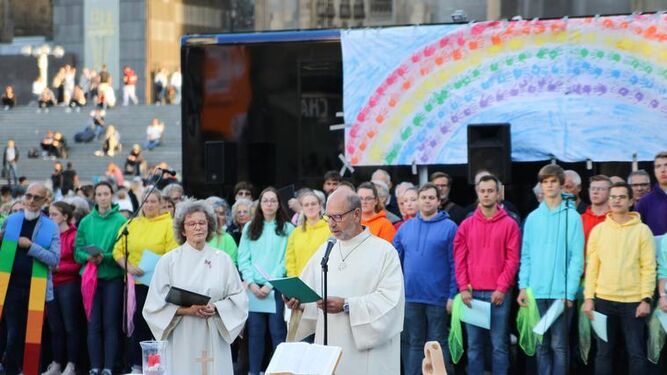 Bendicion parejas puertas catedral Colonia