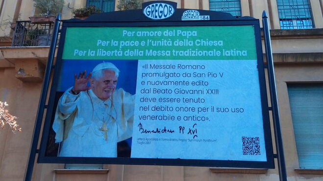 Campana carteles Papa alrededores Vaticano