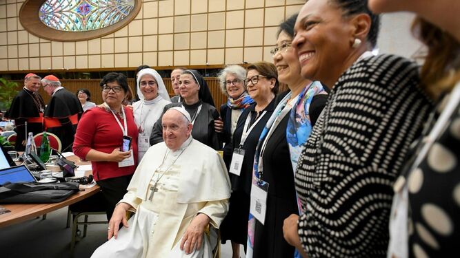 Papa junto mujeres primera Sinodo