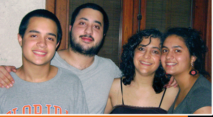 Sandra con sus tres hijos